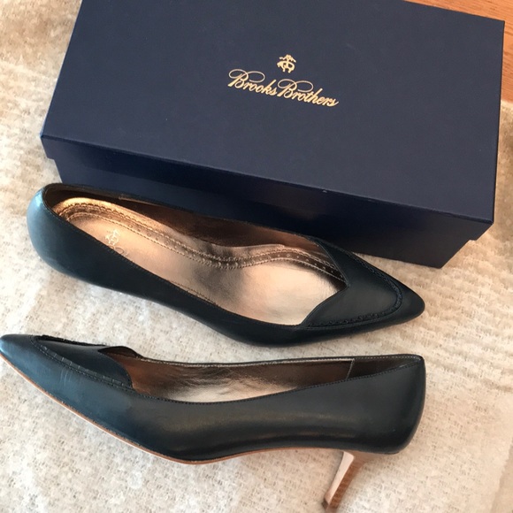 Brooks Brothers Shoes - Like new Brooks Brothers low heeled shoe navy